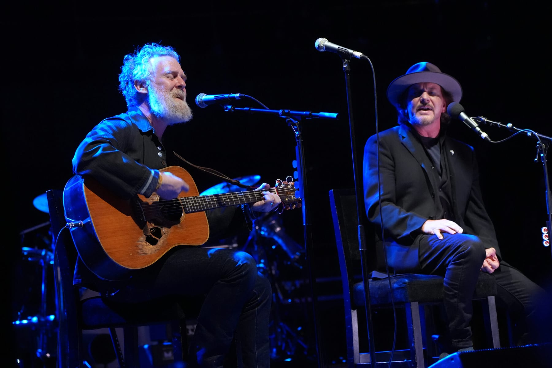 Eddie Vedder canta no funeral de Glen Hansard em Dublin