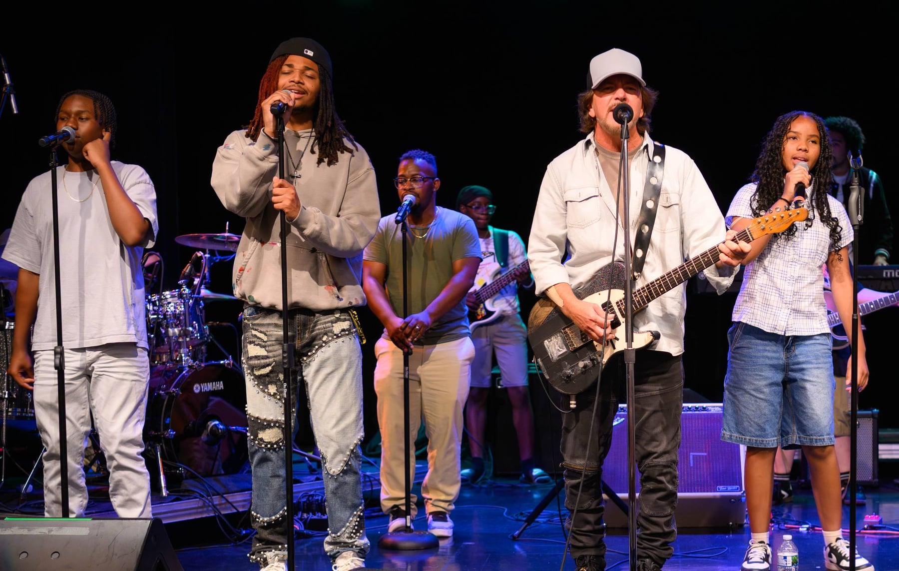 Eddie Vedder lança 'Better Believe' com estudantes de Chicago