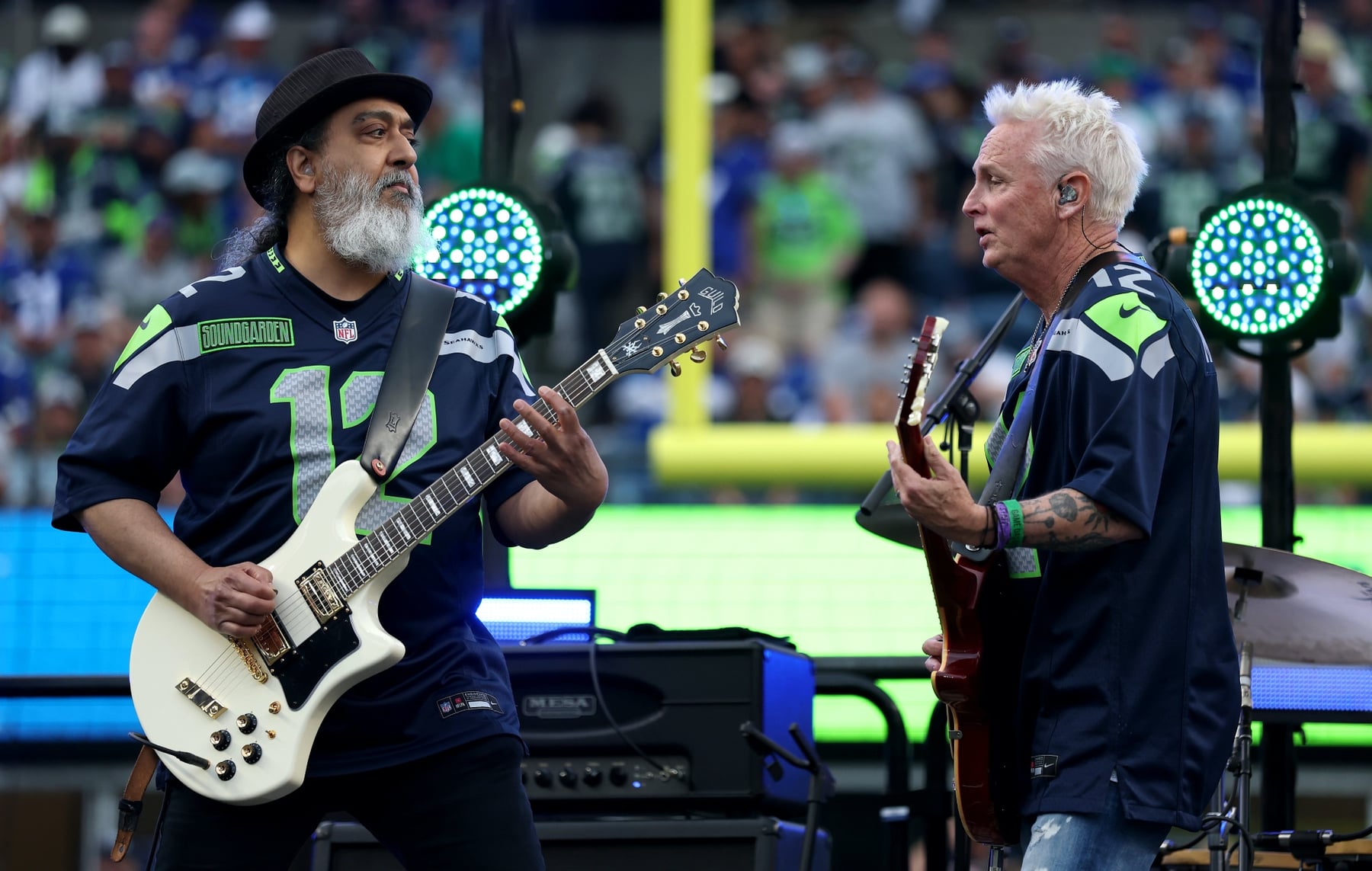 Mike McCready toca com Soundgarden em abertura da temporada da NFL em Seattle