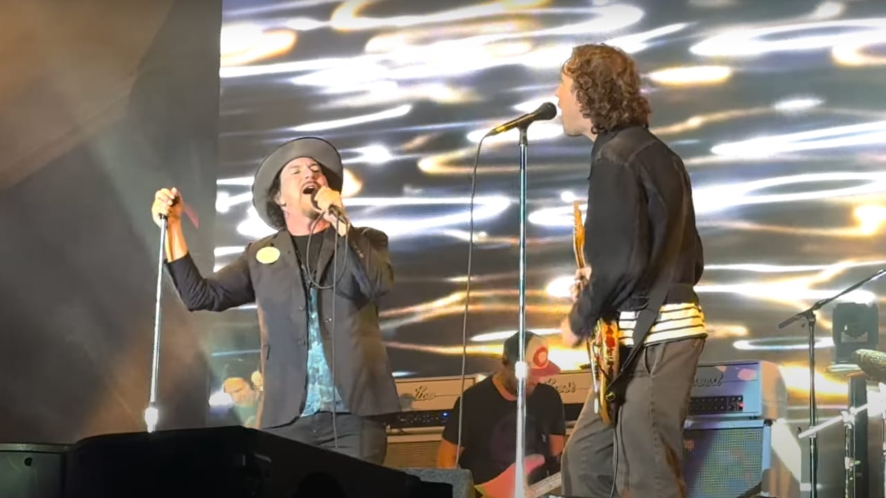 Pearl Jam toca 'The Whale Song' ao vivo pela primeira vez, com o filho do Jack Irons
