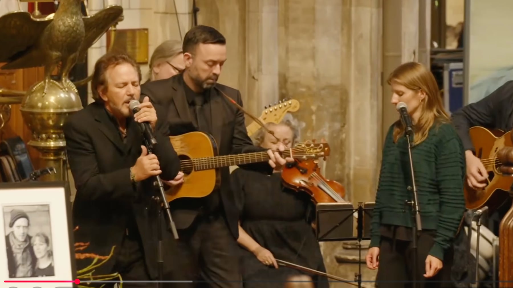 Eddie Vedder canta com Markéta Irglová no funeral de Glen Hansard