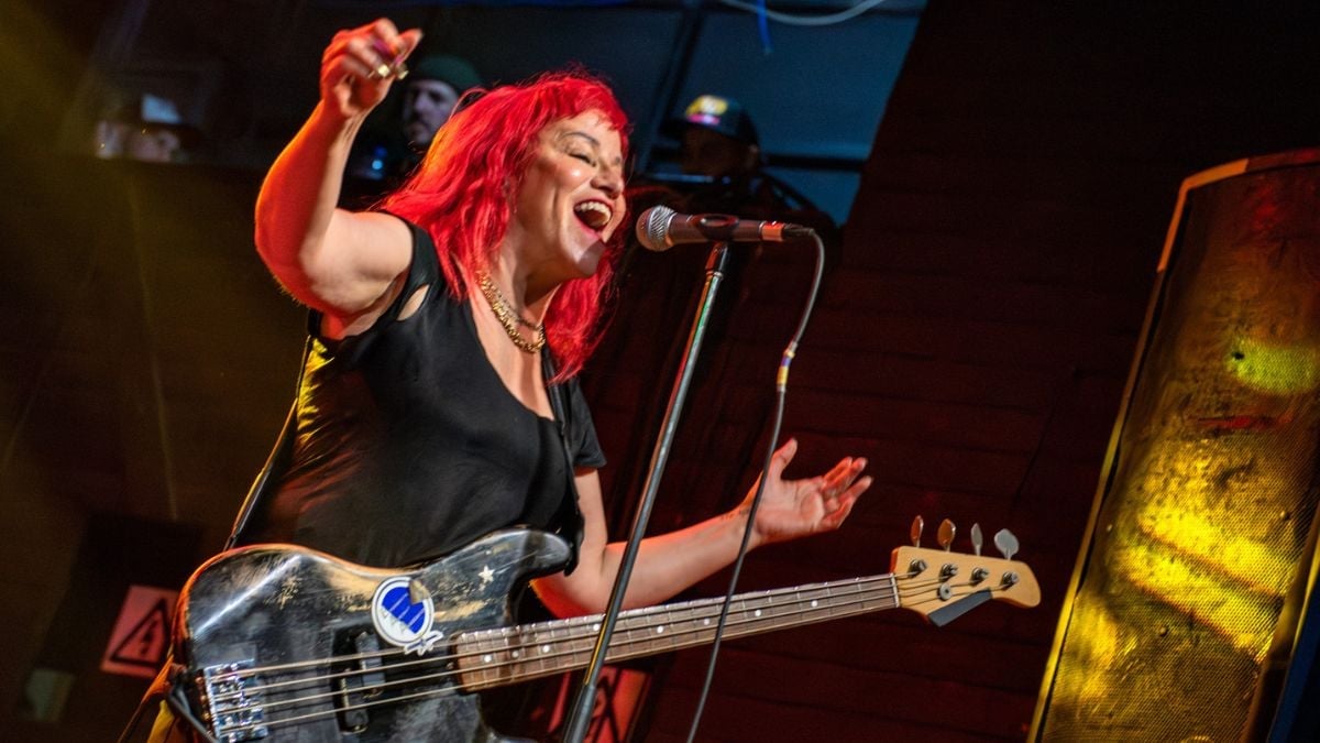 Jeff Ament e artistas doam para Jennifer Finch, do L7, diagnosticada com câncer