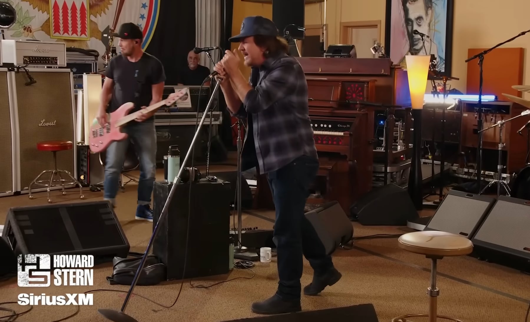 Pearl Jam estreia 'Scared of Fear' e 'Running' ao vivo no Howard Stern