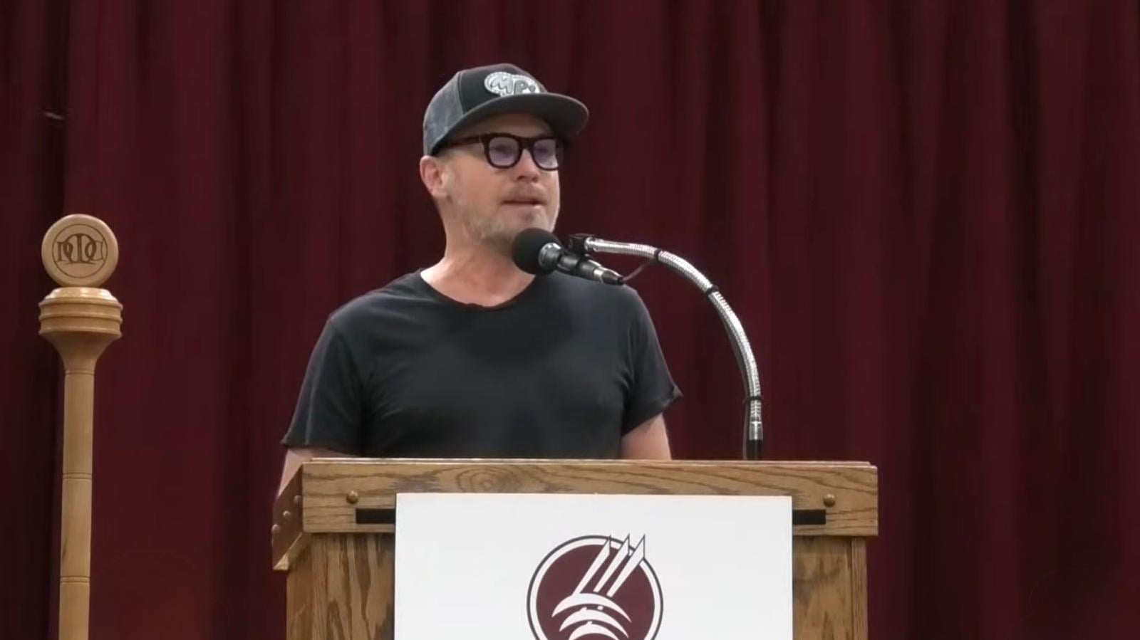 Jeff Ament discursa na formatura do Montana: tudo é possível