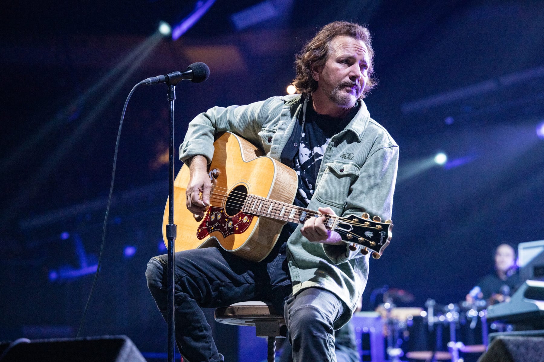 Eddie Vedder e Post Malone dividem palco em show beneficente no Tennessee