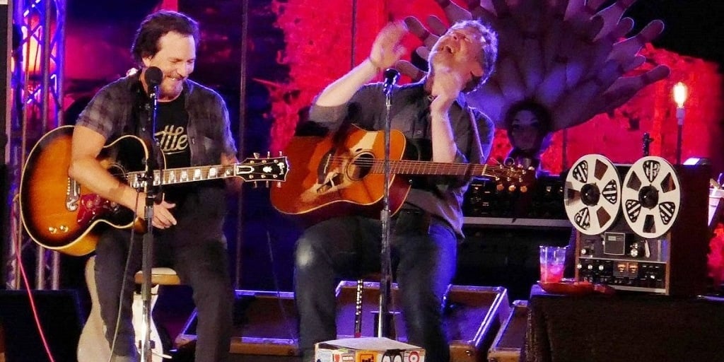 Eddie toca de rua em Dublin com a guitarra do Glen, no ponto do amigo