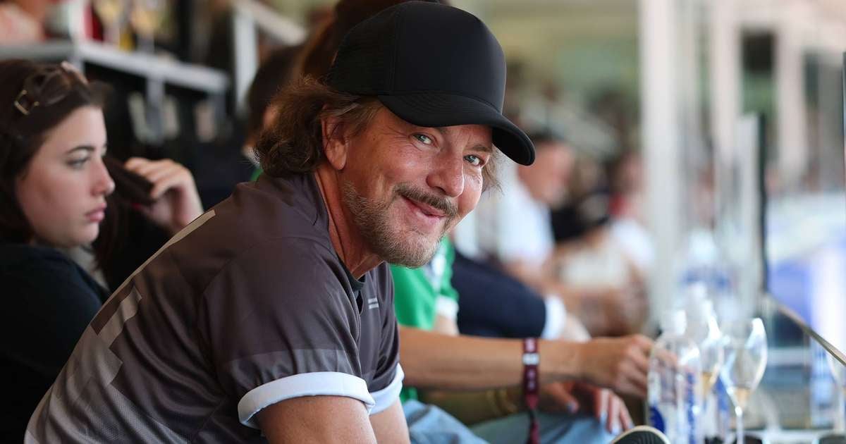 Eddie Vedder lidera coro de Alive e vira cerveja belga durante a Copa