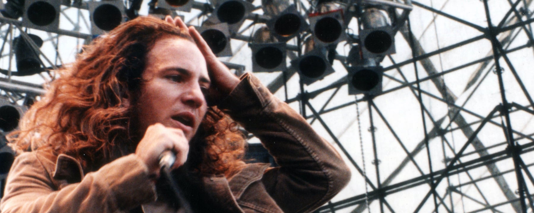 Eddie Vedder gravou a fita do teste ainda molhado de surf e entrou pro Pearl Jam