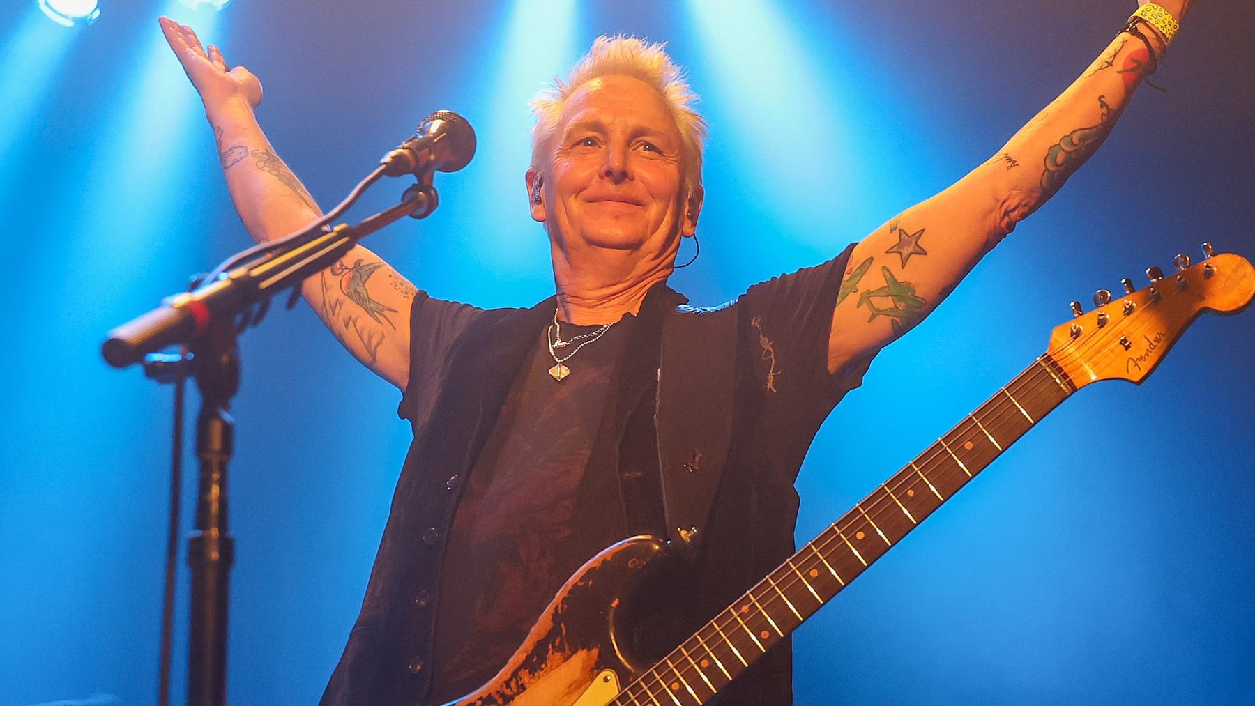 McCready toca hino e se junta ao Soundgarden na abertura dos Seahawks