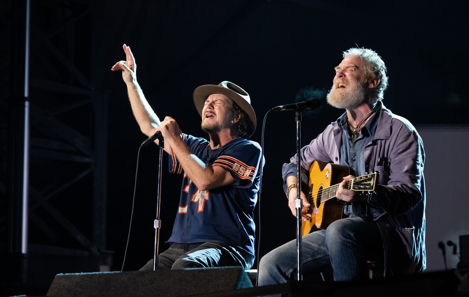 Com o violão do amigo, Vedder faz homenagem a Hansard em Dublin