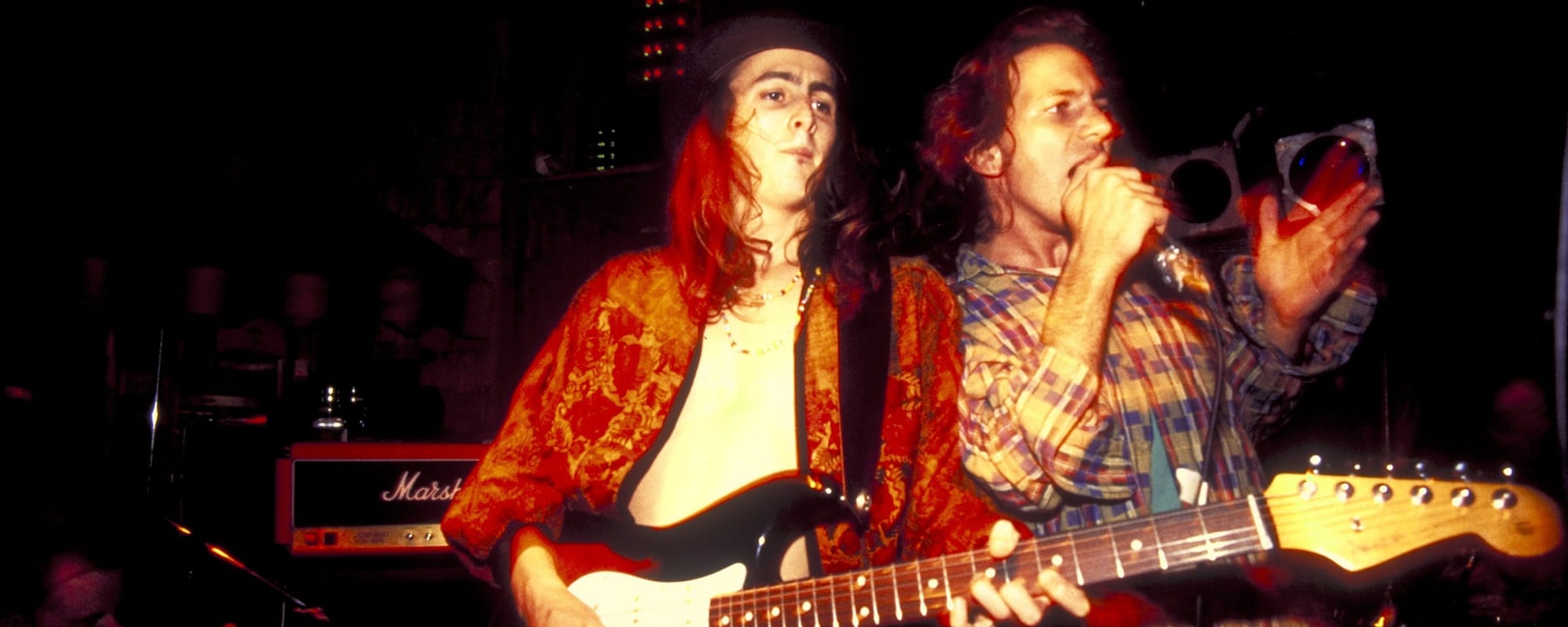 Pearl Jam no SNL em 1992: a camiseta com cabide e a estreia diante da América