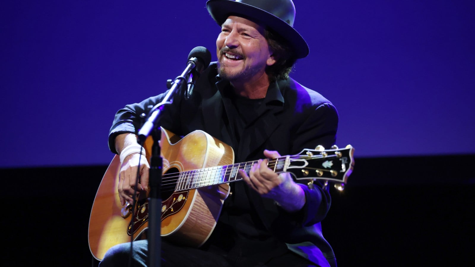 Eddie Vedder toca nas ruas de Dublin em tributo a Glen Hansard