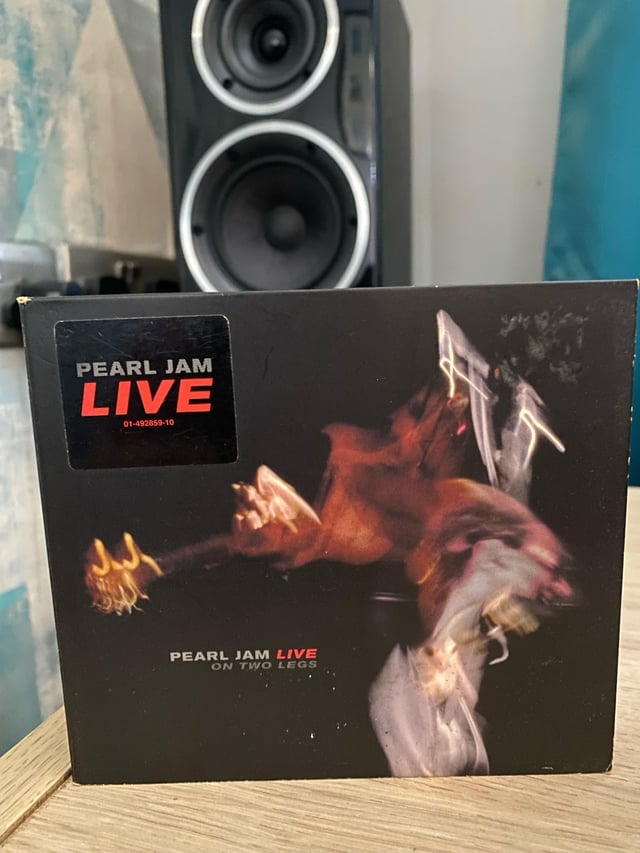 Fã decide dar um blast no Live on Two Legs e a comunidade aprova
