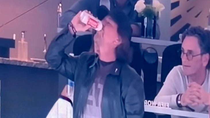 Eddie Vedder no Mundial de Seattle: Alive no estádio e cerveja no colo