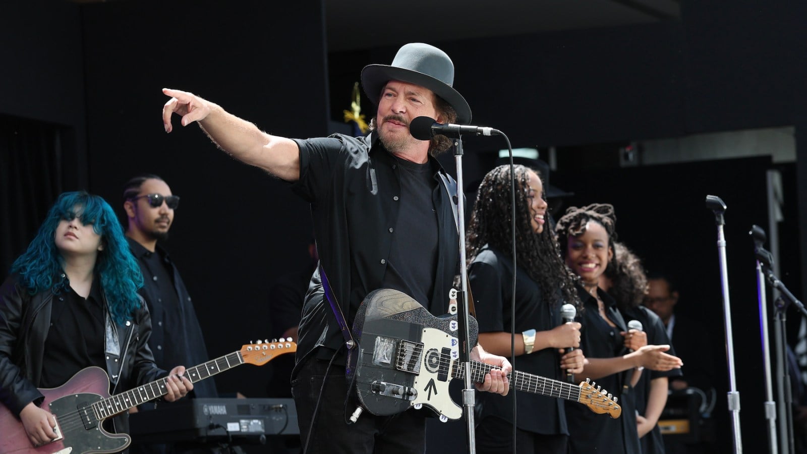 Vedder estreia nova música em Chicago com Springsteen, Bono e Stevie Wonder