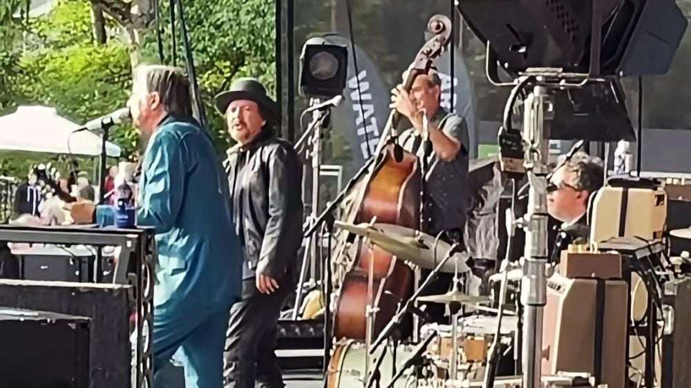 Eddie Vedder sobe ao palco com John Doe para cantar clássico dos X