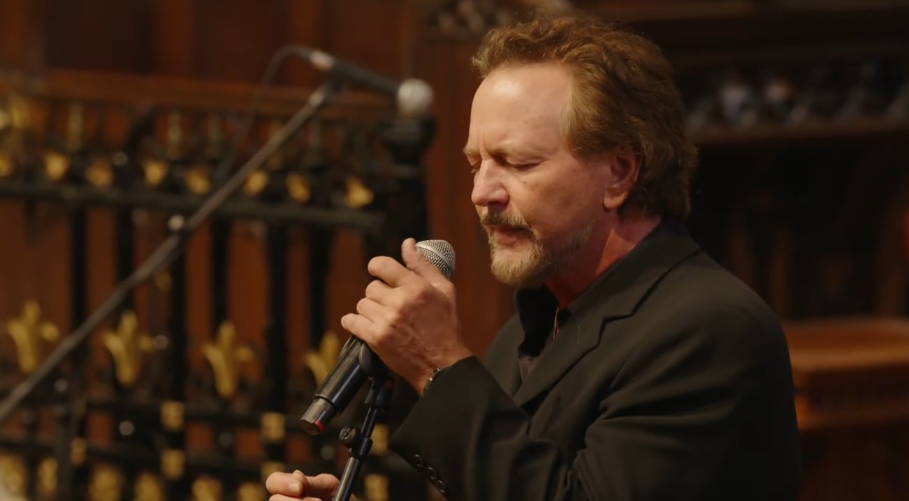 Eddie Vedder canta Song of Good Hope no velório de Glen Hansard em Dublin