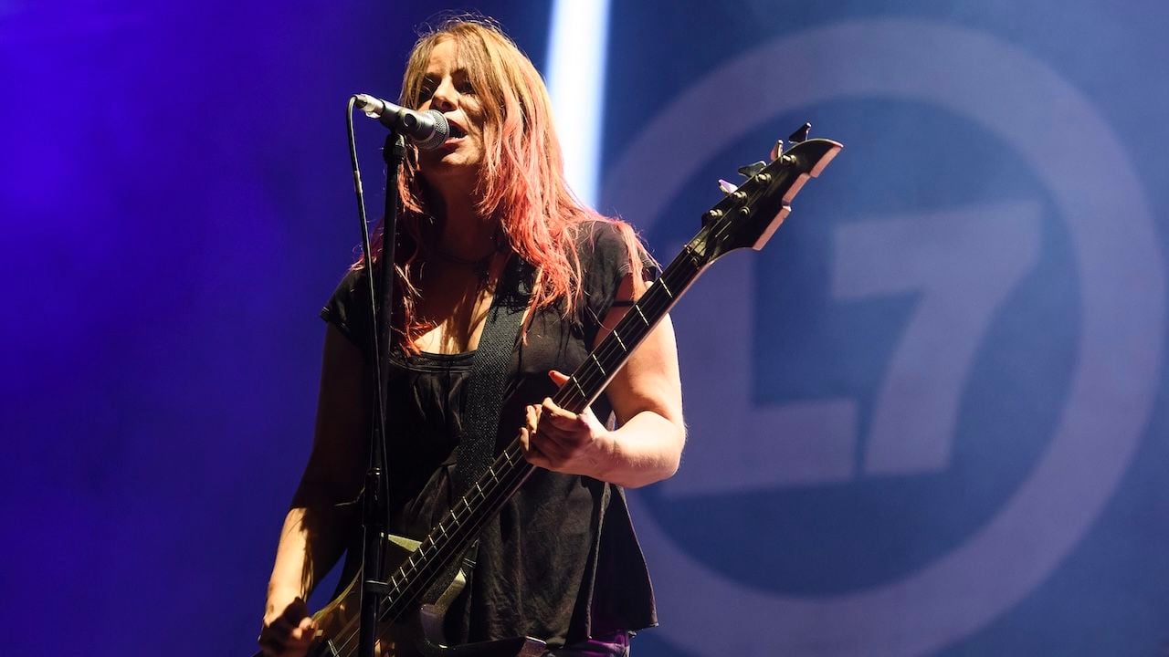 Jeff Ament apoia campanha pelo tratamento de Jennifer Finch, baixista do L7