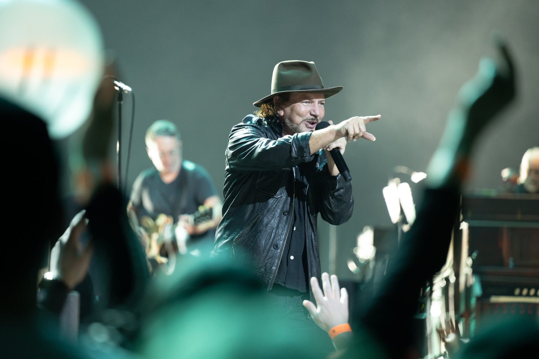 Eddie Vedder e Jeff Ament contam o que o Pearl Jam pode aprender com Taylor Swift