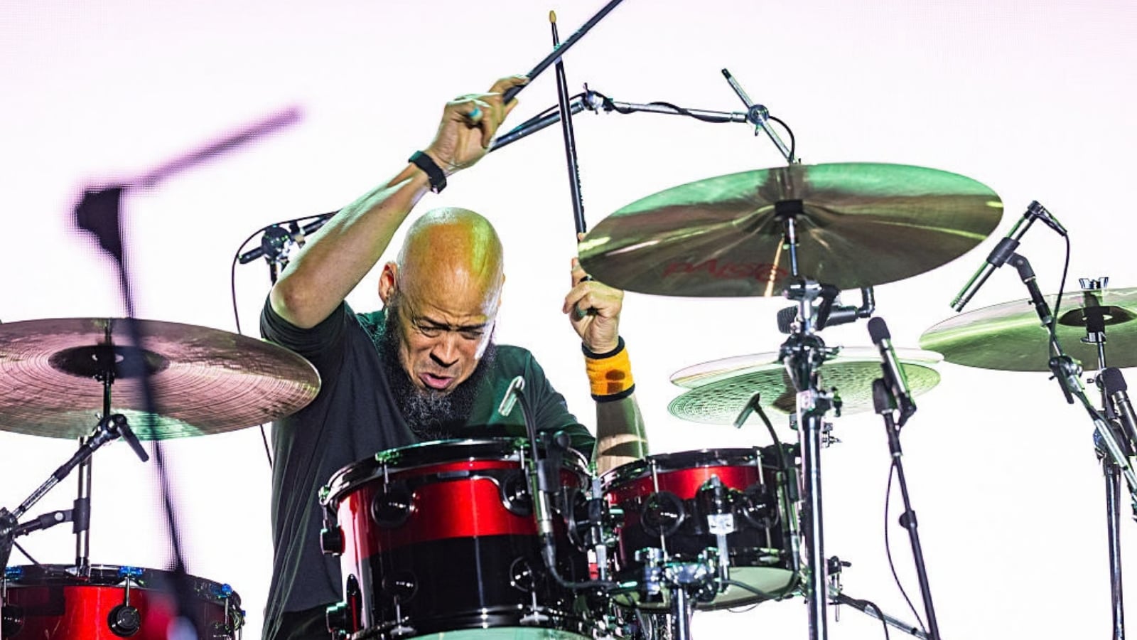 Abe Laboriel Jr. toca com Pearl Jam no Ohana: novo baterista se apresenta