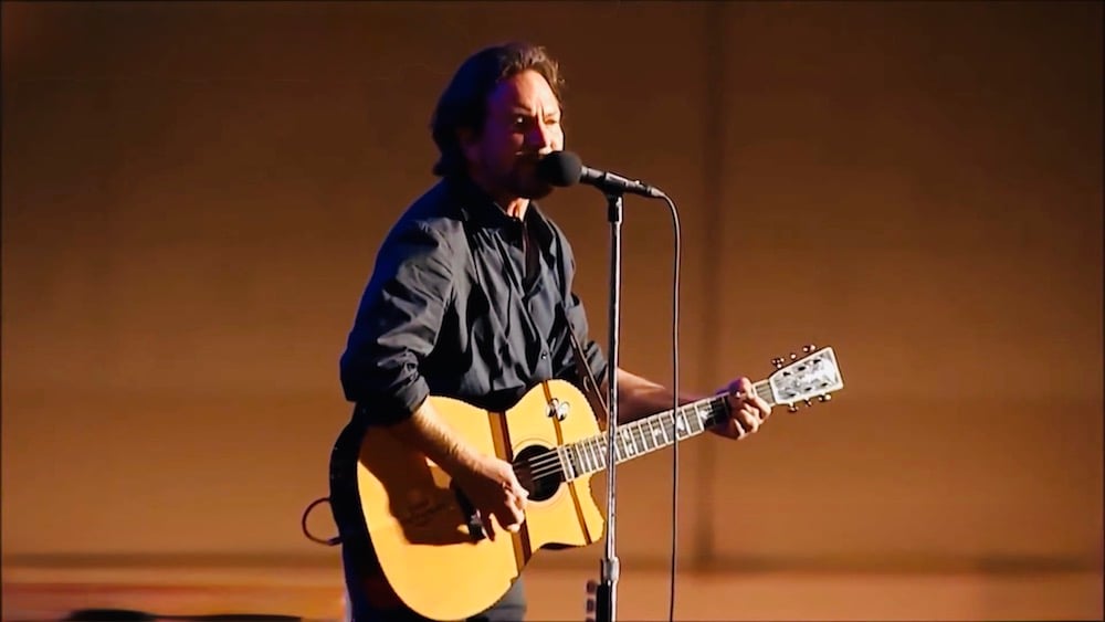Eddie Vedder se apresenta na abertura do Obama Presidential Center